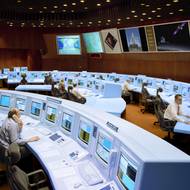 Hlavní kontrolní místnost (European Space Operations Centre, Darmstadt, Německo).