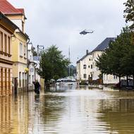 Řeka Opava zaplavila skoro celý Krnov. Podle zástupců města je situace výrazně horší než v roce 1997.