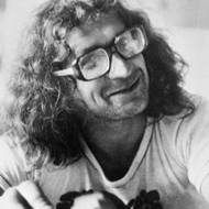 Autor něžných, ale i dryáčnických veršů, vystudovaný historik umění a výtvarný kritik, nevypočitatelný provokatér, signatář Charty 77 a výrazná postava undergroundu. Odpůrce totalitního režimu v bývalém Československu strávil v jeho vězeních téměř osm a půl roku. Jirous se narodil 23. září 1944 v Humpolci a zemřel v noci na 10. listopadu 2011 v Praze.



(Na snímku v roce 1978.)