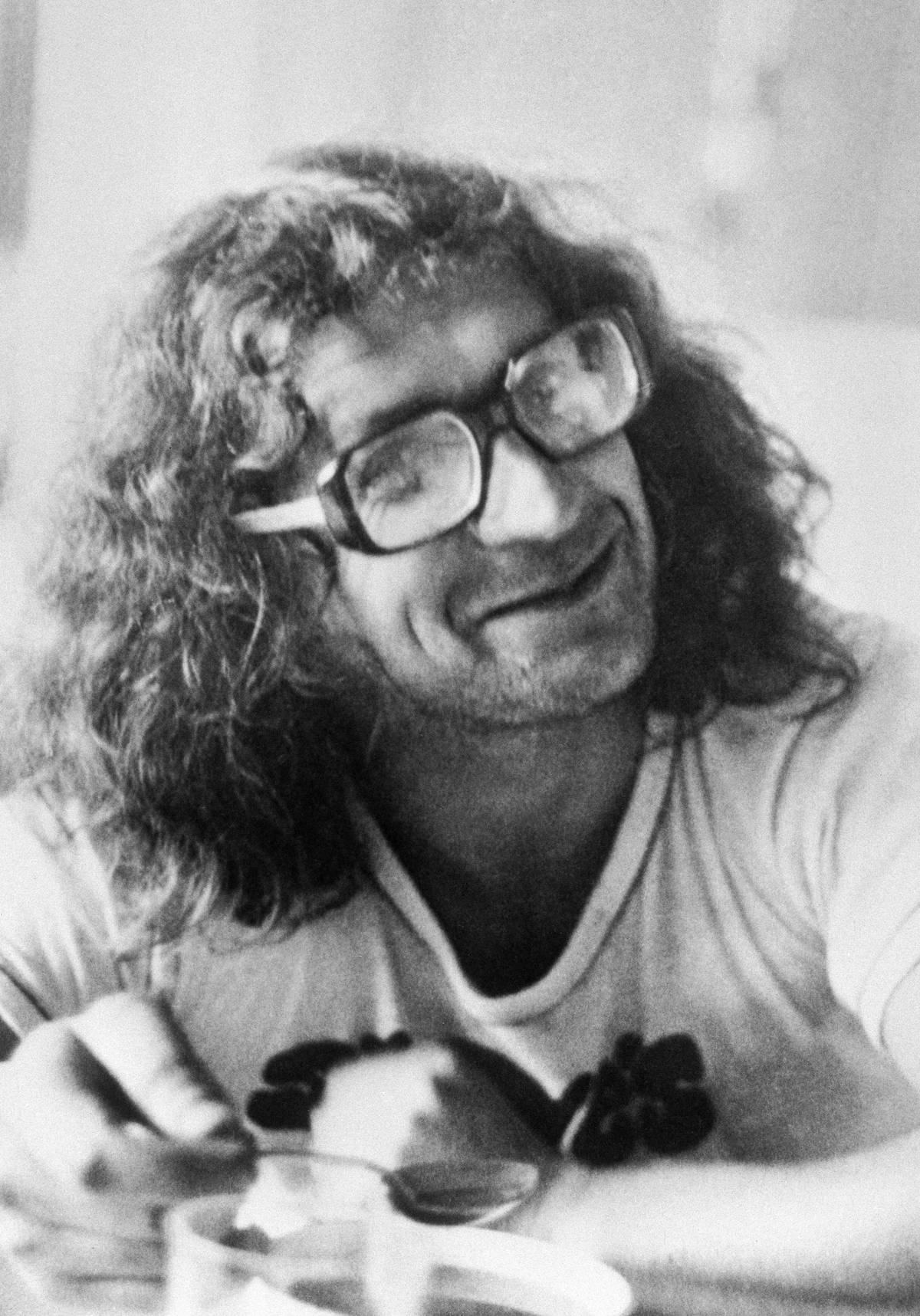 Autor něžných, ale i dryáčnických veršů, vystudovaný historik umění a výtvarný kritik, nevypočitatelný provokatér, signatář Charty 77 a výrazná postava undergroundu. Odpůrce totalitního režimu v bývalém Československu strávil v jeho vězeních téměř osm a půl roku. Jirous se narodil 23. září 1944 v Humpolci a zemřel v noci na 10. listopadu 2011 v Praze.
(Na snímku v roce 1978.)