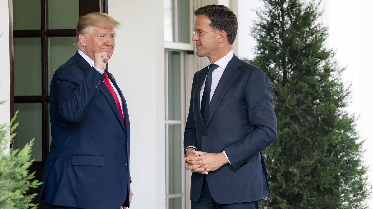 „Drahý Donalde, gratuluji,“ Rutte pochleboval Trumpovi. Ten zprávu zveřejnil