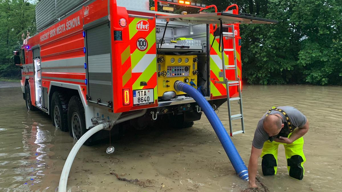 Dálnice D1 se po povodních zprovozní částečně už v pondělí, sdělil krizový štáb