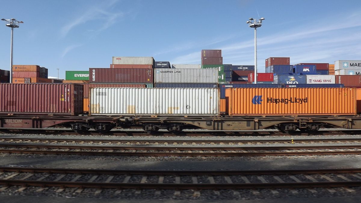 Vandalové na polské železnici vysypali tuny ukrajinské kukuřice na koleje