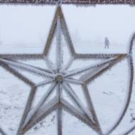 Jakutsk se nachází asi 450 km jižně od polárního kruhu a je hlavním městem republiky Sacha (Jakutska).