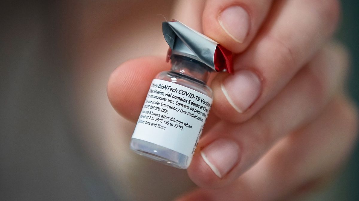 Mají mít očkovaní výhody? „Jsou dva přístupy, jestli to je diskriminace,“ říká expert