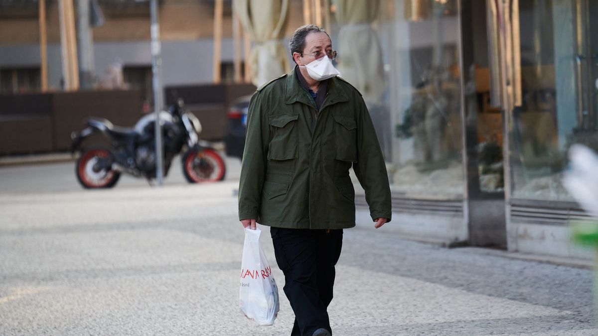 Respirátory budou v Rakousku povinné i venku, karanténa bude kratší