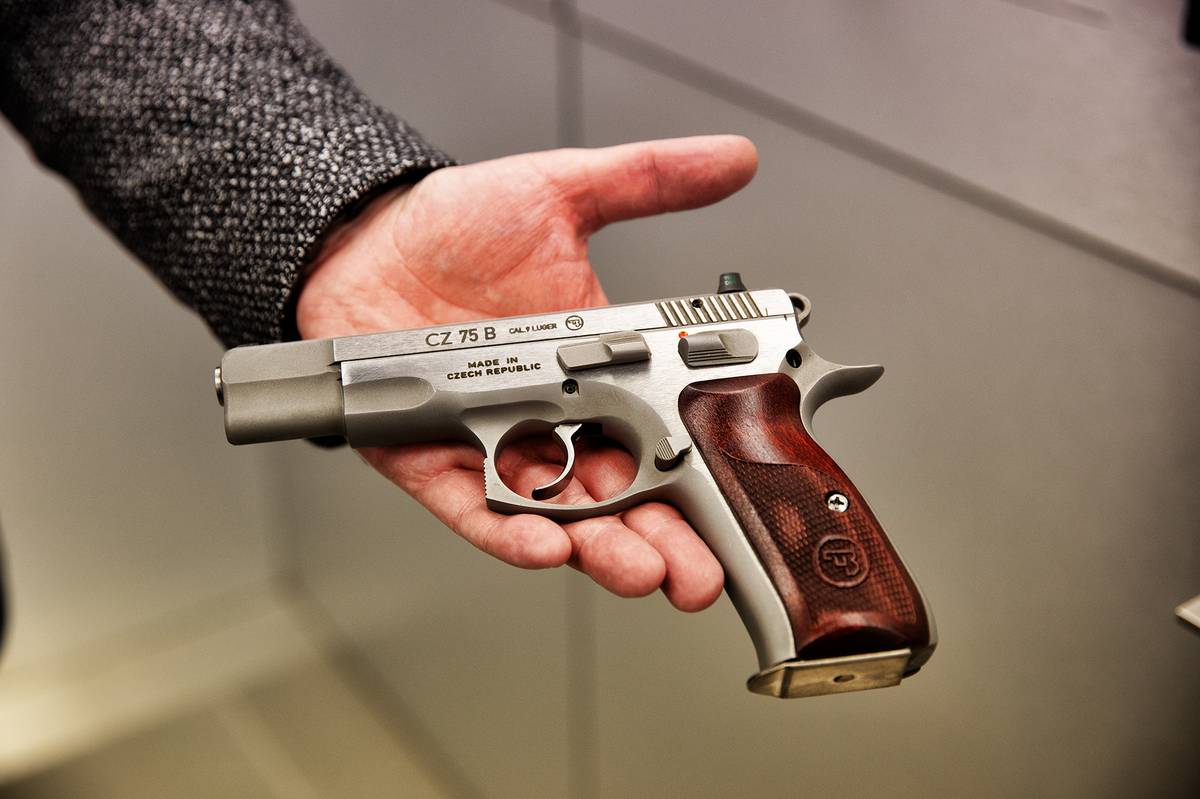 CZ 75 je legenda. Pistole od legendárního konstruktéra Františka Kouckého z roku 1975 byla v mnoha ohledech přelomová. Má dokonalou ergonomii i přesnost.