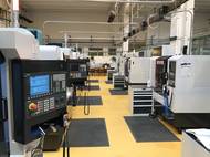 V dílnách jsou běžně desítky studentů zároveň, nyní jsou to kvůli protiepidemickým opatřením jednotky lidí. 