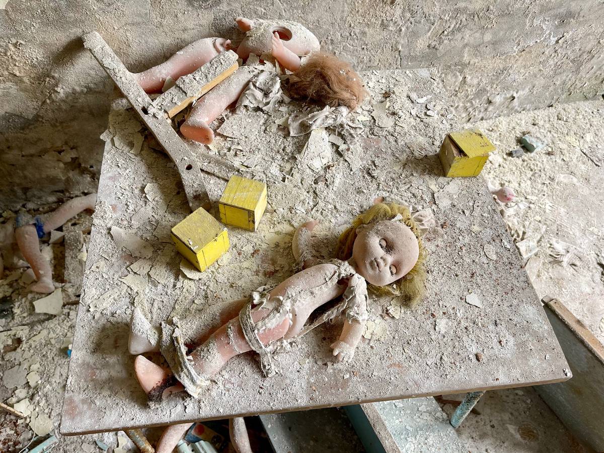 V okruhu 30 km od epicentra havárie byli narychlo evakuováni všichni obyvatelé. Ve školkách zůstaly na podlaze panenky jako vzpomínka na úprk.