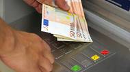 Za výběr z bankomatu zaplatila 4250 korun. Teď přišla stížnost Evropské komisi