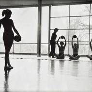 Tělocvična ve vile Tugendhat na snímku z roku 1956: „V těch letech jsem občas dělal pro noviny, pro brněnskou Rovnost, a hoši z redakce říkali: ,Zajedeš do vily, tam je nápravný tělocvik a potřebujeme z toho fotky.‘ To byly děti, které měly vadu páteře a tam měly rehabilitaci. Myslím, že to patřilo pod Dětskou nemocnici. Tak jsem tam nadělal pár fotek. No a mně se to zalíbilo, tak jsem tam byl ještě několikrát a při jedné z těch návštěv vznikla tato fotka. Ty holky měly medicinbaly, cvičily a jedna z nich byla lichá, a tak se opřela o tu onyxovou stěnu. A tak to vyšlo. No a teď je zajímavé to, že já jsem se letos potkal ve vile s jakousi paní docentkou, a to je ona, ta dívenka, co stojí opřená u té stěny! Tak tu fotku chceme po šedesáti letech zopakovat!“