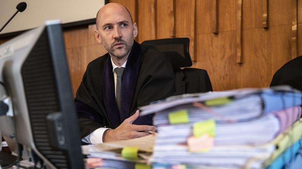 Ojedinělý krok. Soudce vyloučil advokáta z případu. Zdržoval