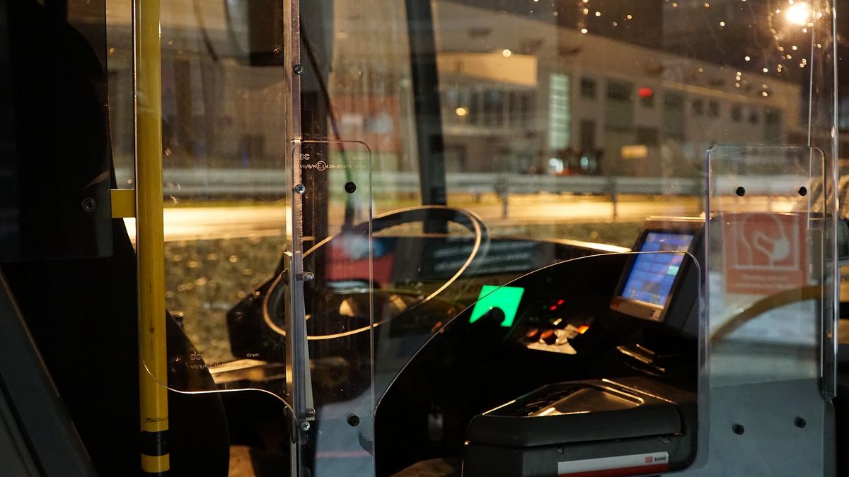 Zákaz poslechu rádia v kabině řidičů brněnské MHD vydržel měsíc