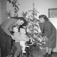 Rok 1957, dobový text: „Horníci, hutníci a zedníci na Kladně-Rozdělově prožili Vánoce a Nový rok již v komfortních bytech. Na snímku Arnošt Zavadilík, horník dolu Nejedlý I. s rodinou v novém bytě.