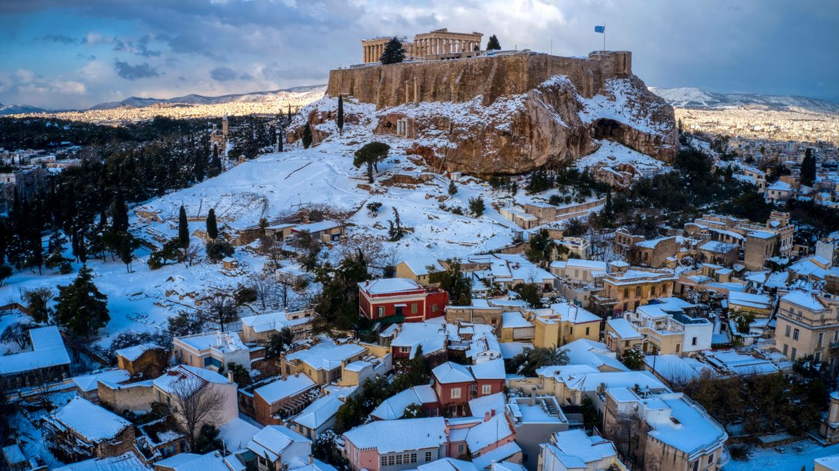 Nebývalá podívaná: Tolik sněhu Istanbul neviděl 35 let, ochromené je i Řecko