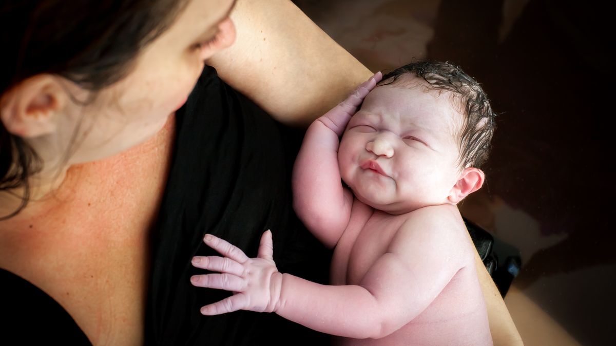 Kroměřížská porodnice nabízí císařský řez, kdy žena asistuje při vytažení dítěte