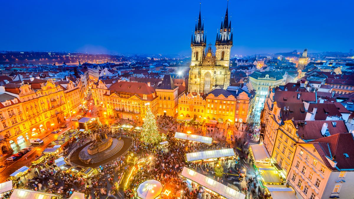 Trhy, světelné parky i bruslení: Co byste letos neměli vynechat o Vánocích v Praze?
