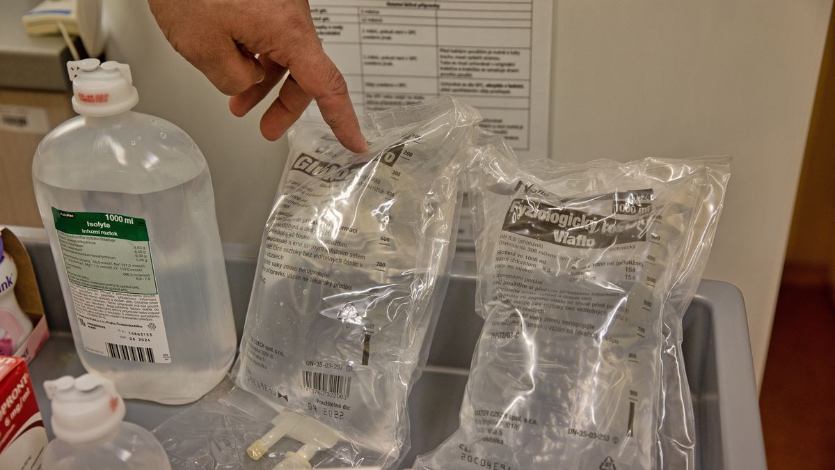 V nemocnicích mohou kvůli výpadku klíčového producenta chybět infuzní roztoky