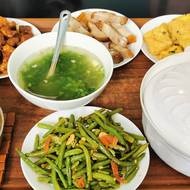 Zájemci tu seženou i vepřová ouška poprášená rýžovou moučkou nebo vykostěné kuřecí pařátky s mungem jako salát.