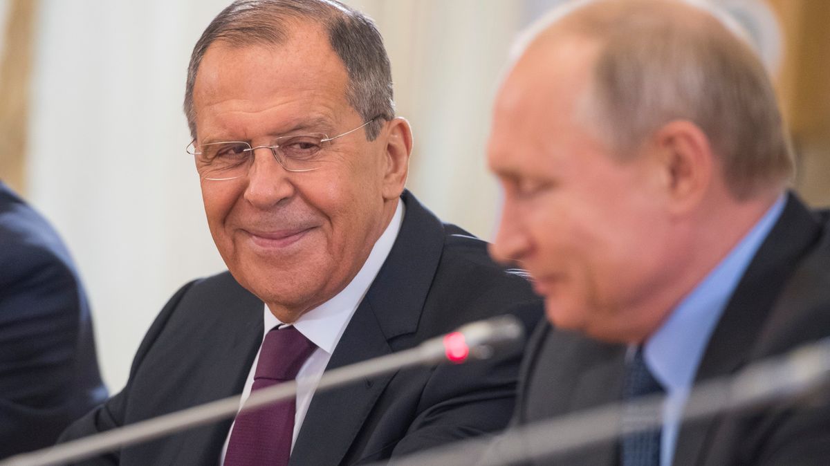 Západ míří sankcemi i na Putina s Lavrovem, zmrazí jim majetek