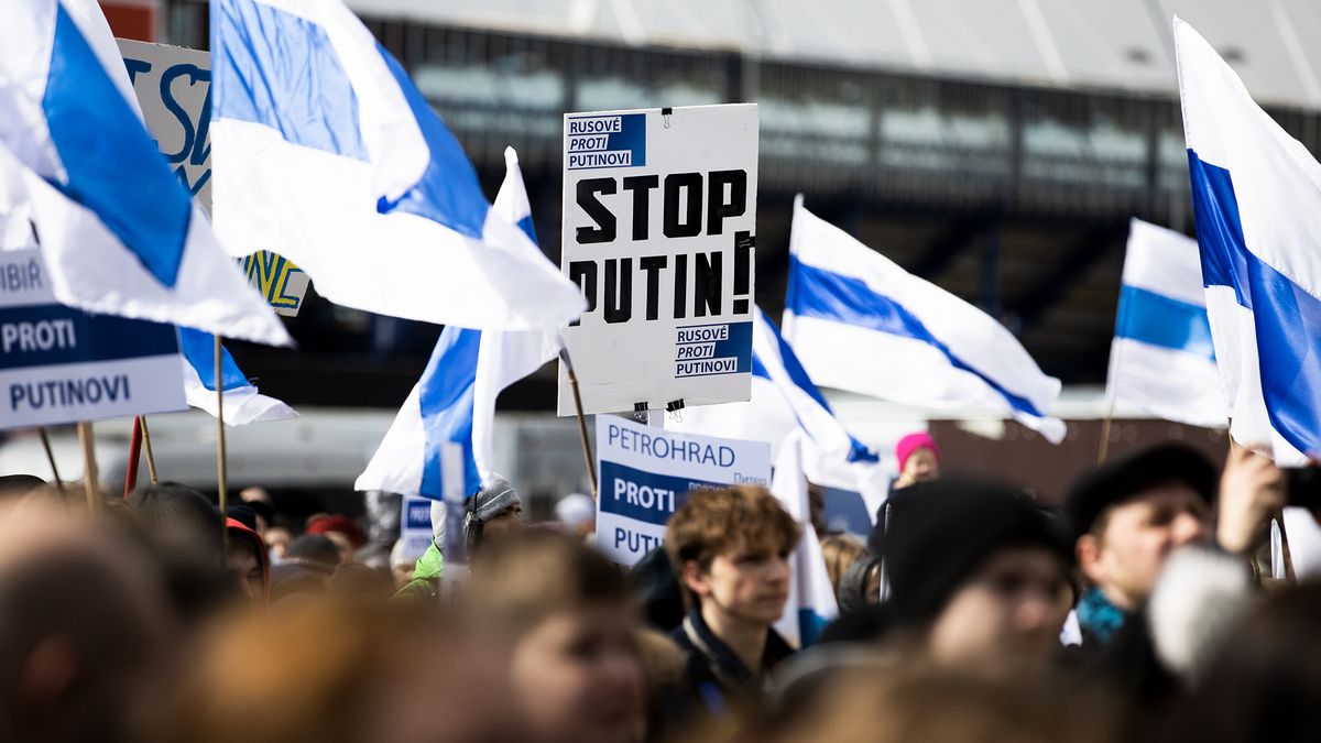 Fotky z koncertu pro Ukrajinu: Rusové přinesli vlajky bez rudého pruhu
