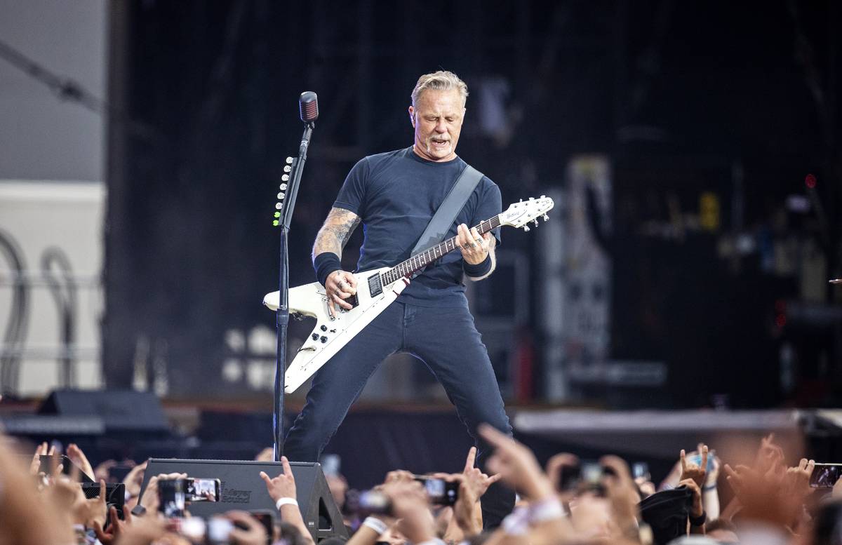 Osmapadesátiletý frontman James Hetfield, který se v roce 2019 po patnácti letech abstinence vrátil na odvykací kúru kvůli alkoholu, působil během téměř dvouhodinového setu svěže a odhodlaně. 