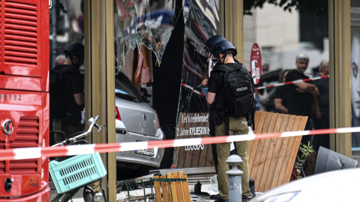 Fotky z místa činu: Berlín vyšetřuje případ, ve kterém najel řidič do lidí