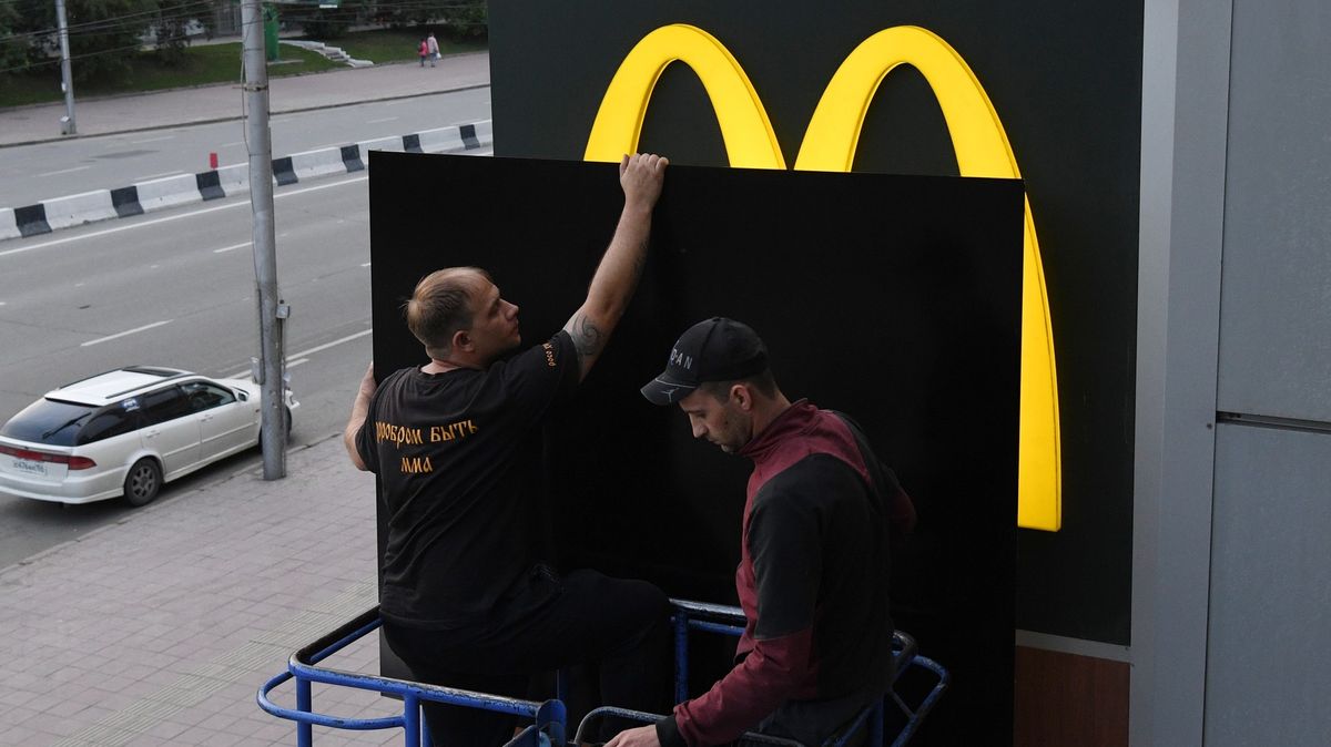 McDonald's má nové logo a Lada bude bez airbagů. Tak Rusové pociťují sankce