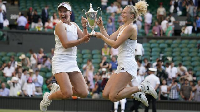 Fotky: České šampionky Wimbledonu. Krejčíková a Siniaková rozdrtily soupeřky