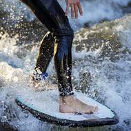 V chladnějších dnech se doporučuje neopren, který chrání proti chladu i případnému odření. V horkých dnech, jaké nyní panují, je ale lepší surfovat jen v plavkách.