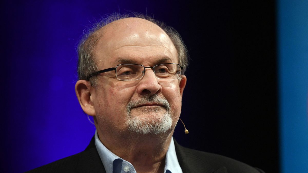 Rushdieho odpojili od ventilátoru, dokáže mluvit, prý i žertoval