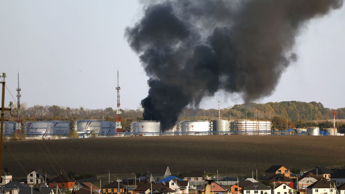 V ruské oblasti hraničící s Ukrajinou hořel sklad s ropou. Rusko viní Ukrajince