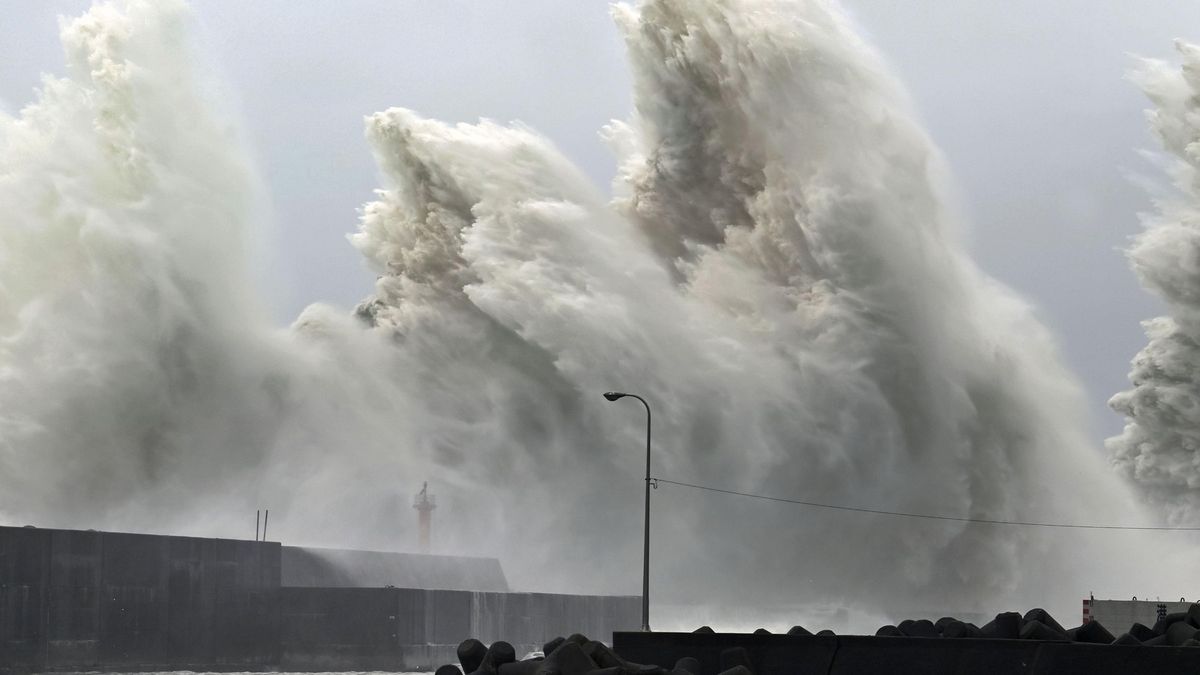 Fotky: Takhle ničí Japonsko jeden z největších tajfunů, jaké země zažila