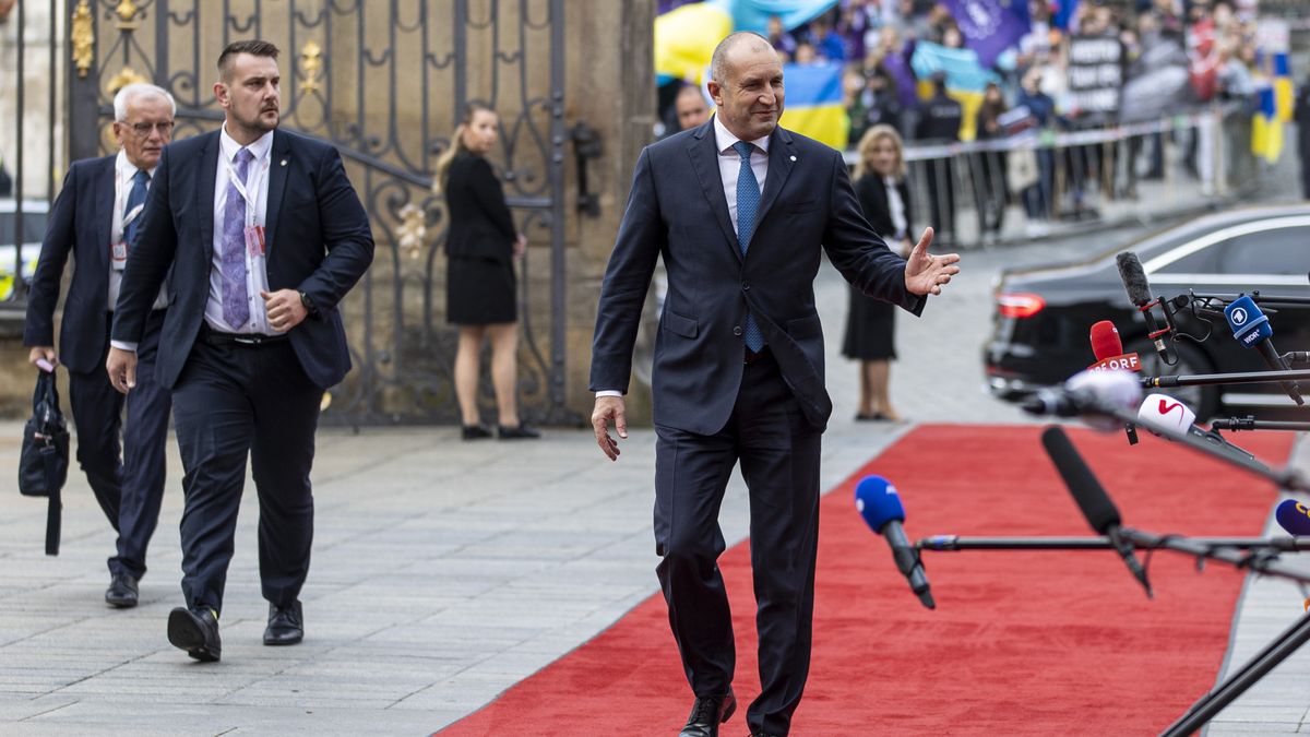 Bulharský prezident Radev oznámil, že odstoupí z funkce