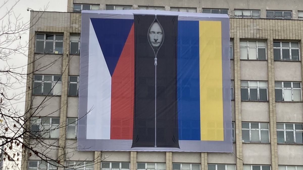 Plachta s Putinem v pytli na mrtvoly je pryč. Instalace přišla na 70 tisíc