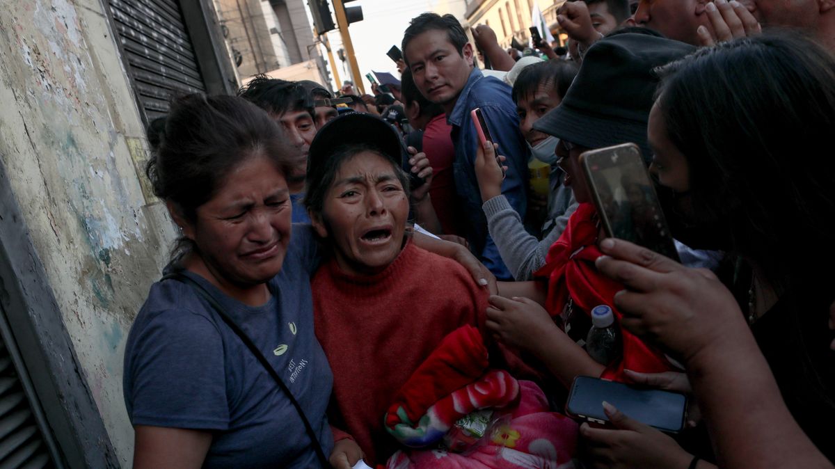Fotky: Takhle vypadá celonárodní chaos. Peru už měsíc svírají protesty