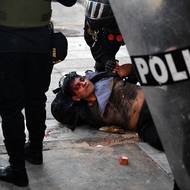 Na snímku pořádková policie zatýká demonstranty během protestu proti vládě Diny Boluarteové, vyfoceno v Limě 24. ledna.