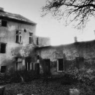 Dům na rohu ulice Čsl. armády a Školní. Vyfoceno v listopadu 1992.