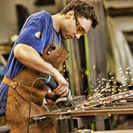 Na každém poli se v dílně nechá hodně práce. Každou část čeká čištění, broušení, nýtování, svařování, pozinkování, patinování a tak dále. 