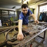 Do dílny v Buštěhradu se svážejí postupně všechna pole z mostu. Celkem jich je 122. 