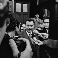 Ministr průmyslu a obchodu Vladimír Dlouhý odpovídá na dotazy Janu Piňosovi v Praze, prosinec 1994.