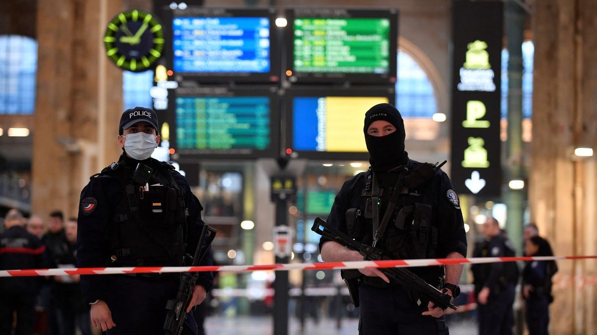 Un assaillant a poignardé six personnes dans une gare parisienne et s’est battu pour sa vie