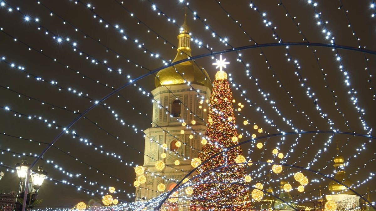 Místo vánočních světel tma a škody na ekonomice. Ukrajinu trápí výpadky