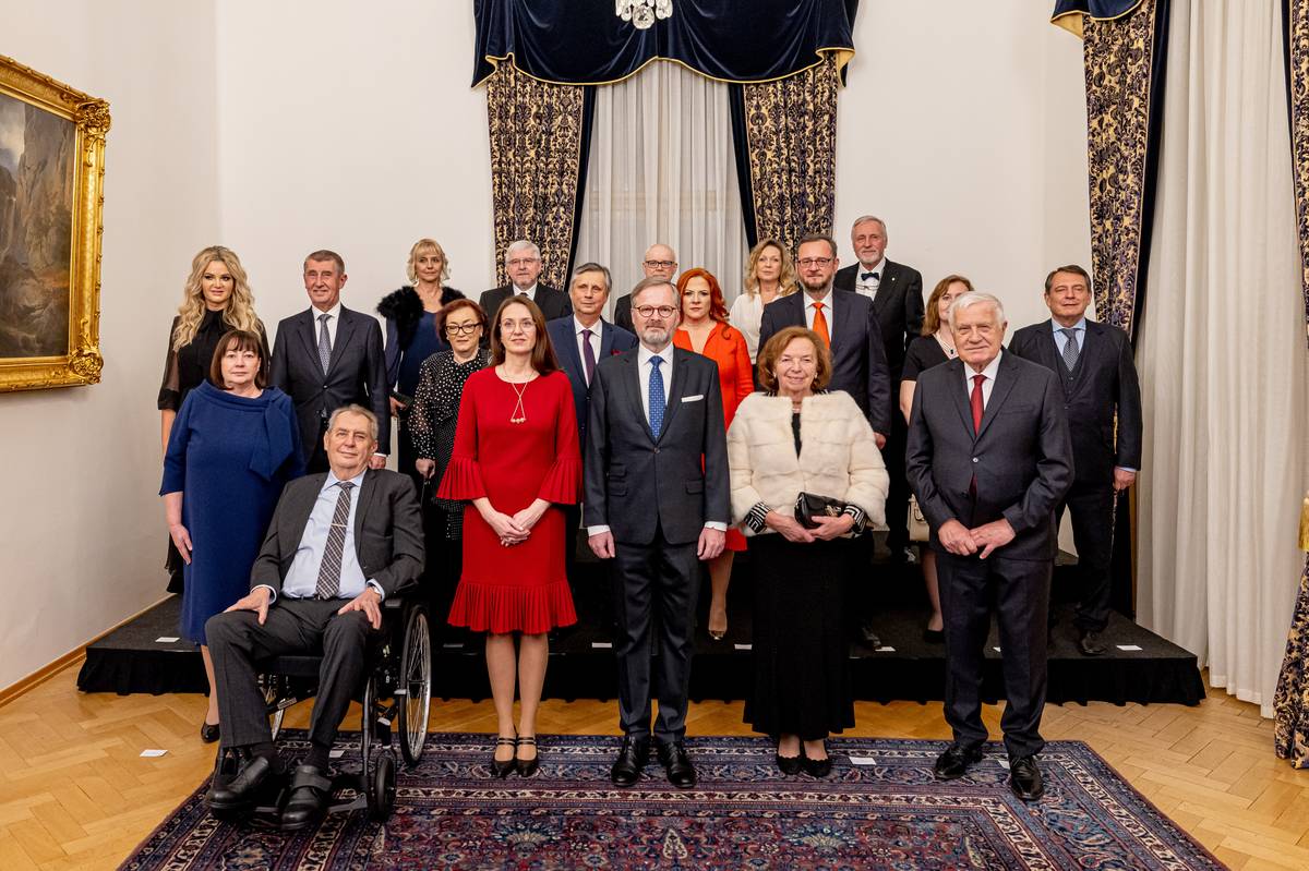 Společný snímek premiérů České republiky s manželkami a prezidentem Milošem Zemanem.