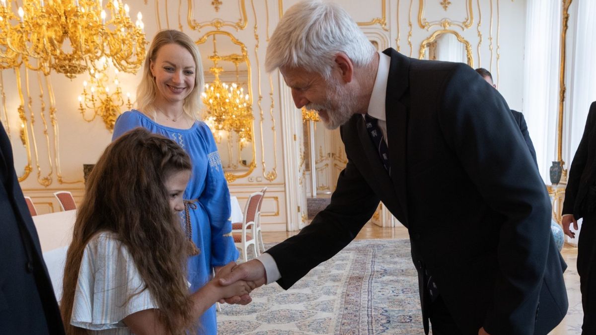 Prezident Pavel odsoudil šikanu ukrajinské holčičky. Přijal ji na Hradě