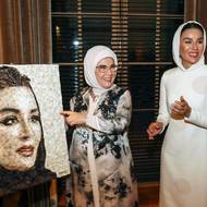 Setkání manželek. Choť tureckého prezidenta Recepa Tayyipa Erdogana - Emine - přivezla dárek matce současného katarského emíra. Její Výsost Sheikka Moza bint Nasser Al-Misned, která bývá označována za nejelegantnější ženu světa (vpravo), dostala darem podobiznu od tureckého umělce Denize Sagdca.