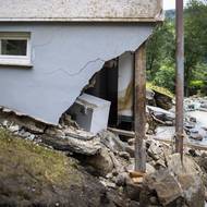 Obyvatelé Raduhy vyčkávají na pomoc. „Potřebovali bychom, aby se sem dostal někdo, kdo by nám pomohl odklidit veškeré kamení a dřevo,“ přibližuje nám mladá Tamara.