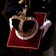 Koruna svatého Eduarda už se nese. Tato koruna se používá jen u příležitosti korunovace.