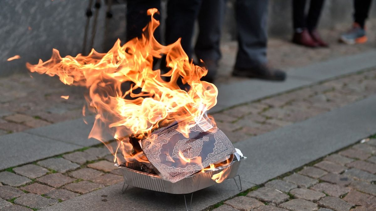 Dánská vláda zakáže pálení koránu. Blahopřejeme al-Káidě, reaguje opozice