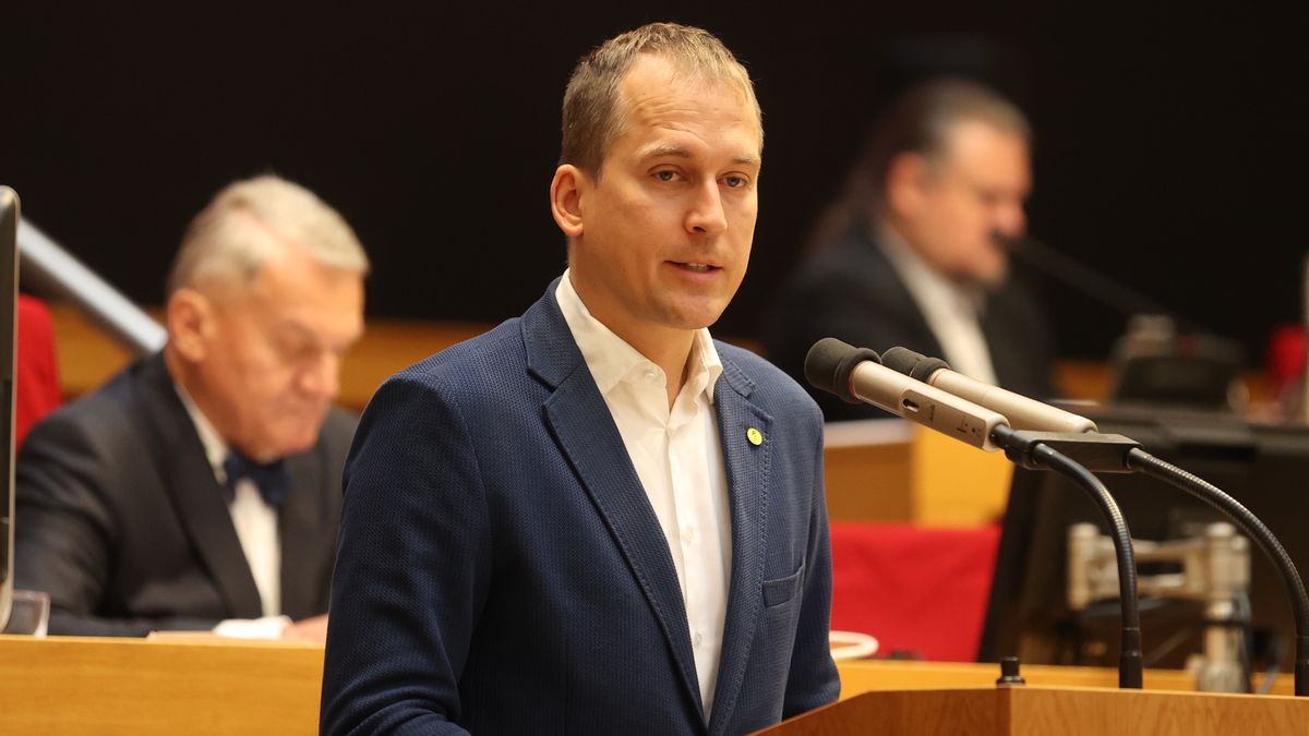 Boj bratrů, chmurný vypravěč i manažer z klobouku. Jak vybere srdce Prahy?